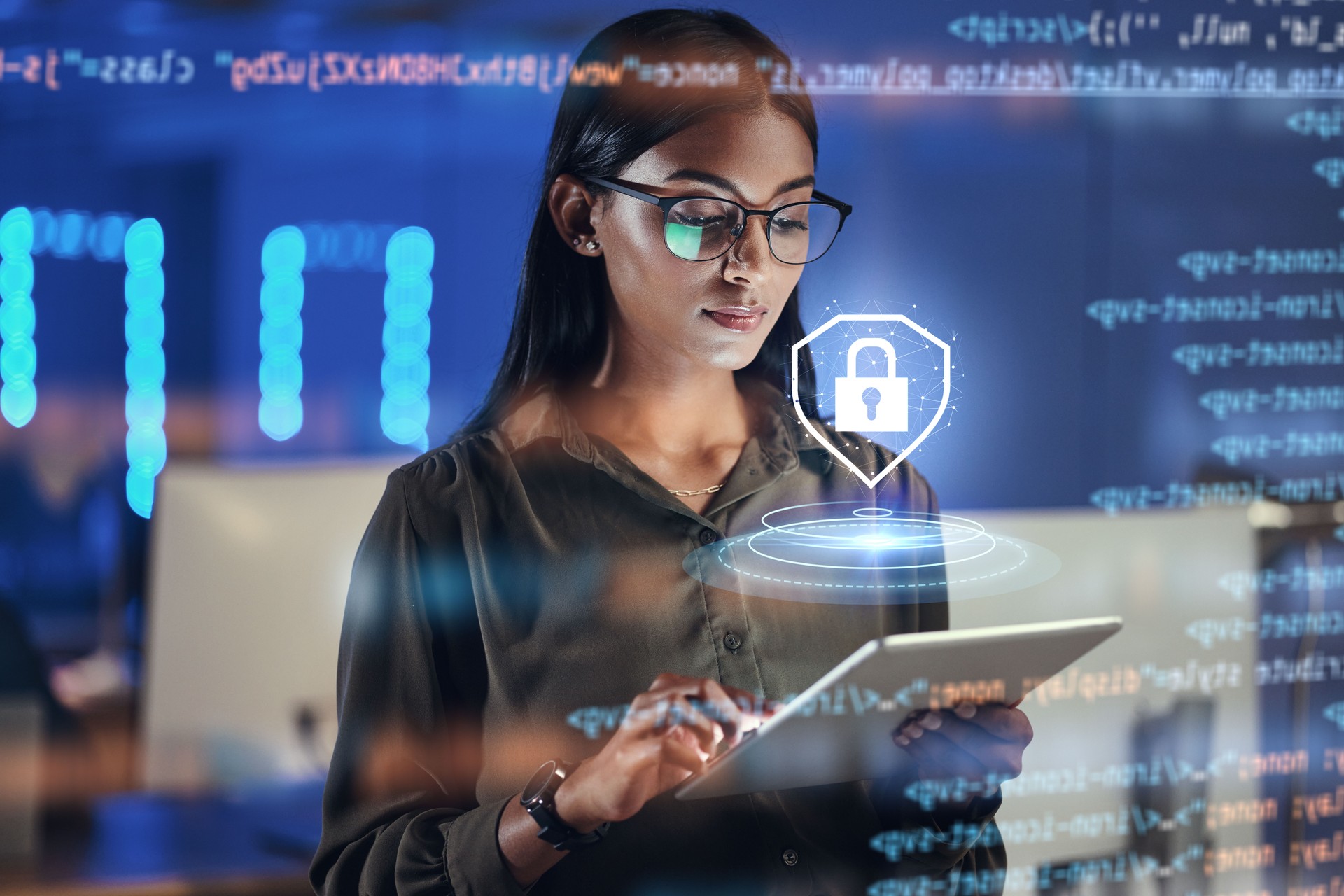 Sperren Sie Hologramm, Tablet und Frau mit Datenanalysesicherheit, Software-Overlay und Cybersicherheitscodierung in der Nacht. Html-, Schrift- und Personenlesung mit digitaler Technologie, DSGVO und Vernetzungsforschung