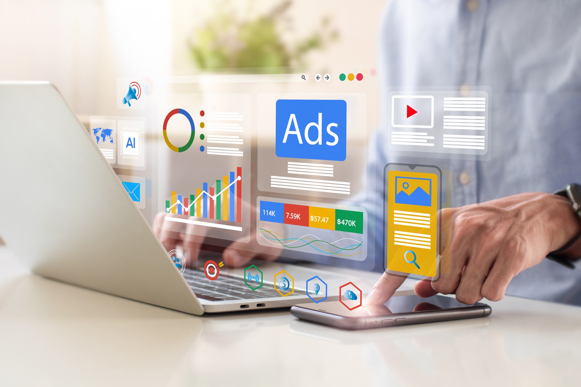 Digitales Marketingkonzept, Geschäftsmann mit Laptop mit Ads-Dashboard Analyse der digitalen Marketingstrategie für das Branding. Online-Werbung, Anzeige auf der Website und in sozialen Medien. SEO. SMM.